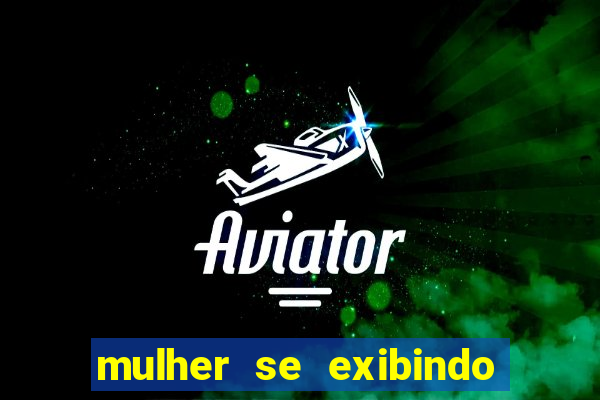 mulher se exibindo ao vivo